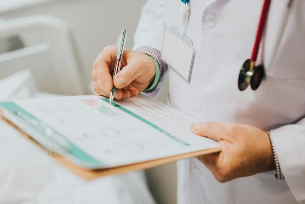 Médico firmando certificado médico