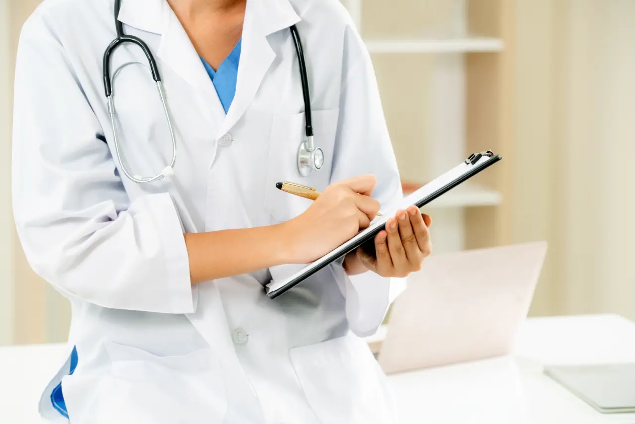 Doctora firmando certificado médico